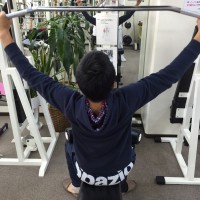 トレーニングをするサッカー少年